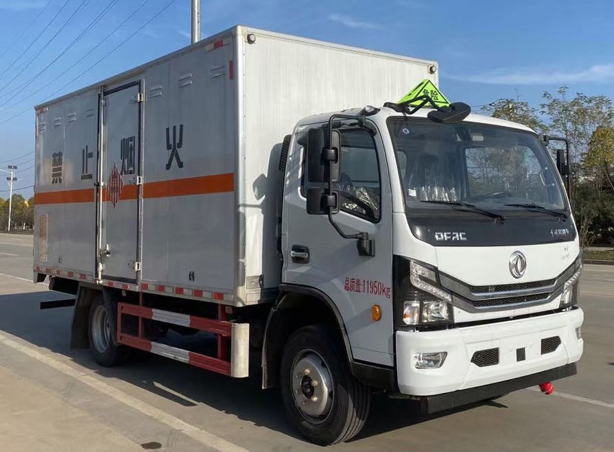 東風(fēng)多利卡5.2米固體運輸車